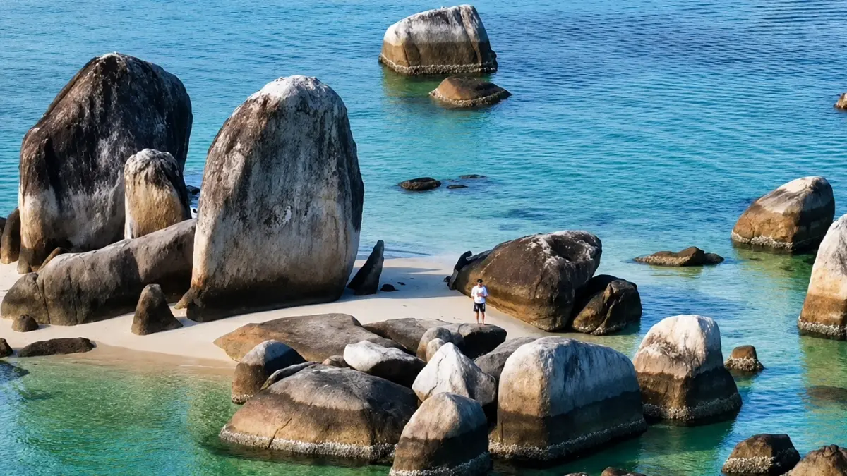 Ilustrasi pemandangan di pantai Tanjung Tinggi, Bangka Belitung. (Foto: Instagram @visitbangkabelitung_)