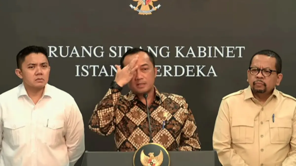 MBG: Mensesneg, Prasetyo Hadi (tengah) memberikan keterangan kepada wartawan terkait pergantian pimpinan BGN, Selasa 2 Juni 2026.