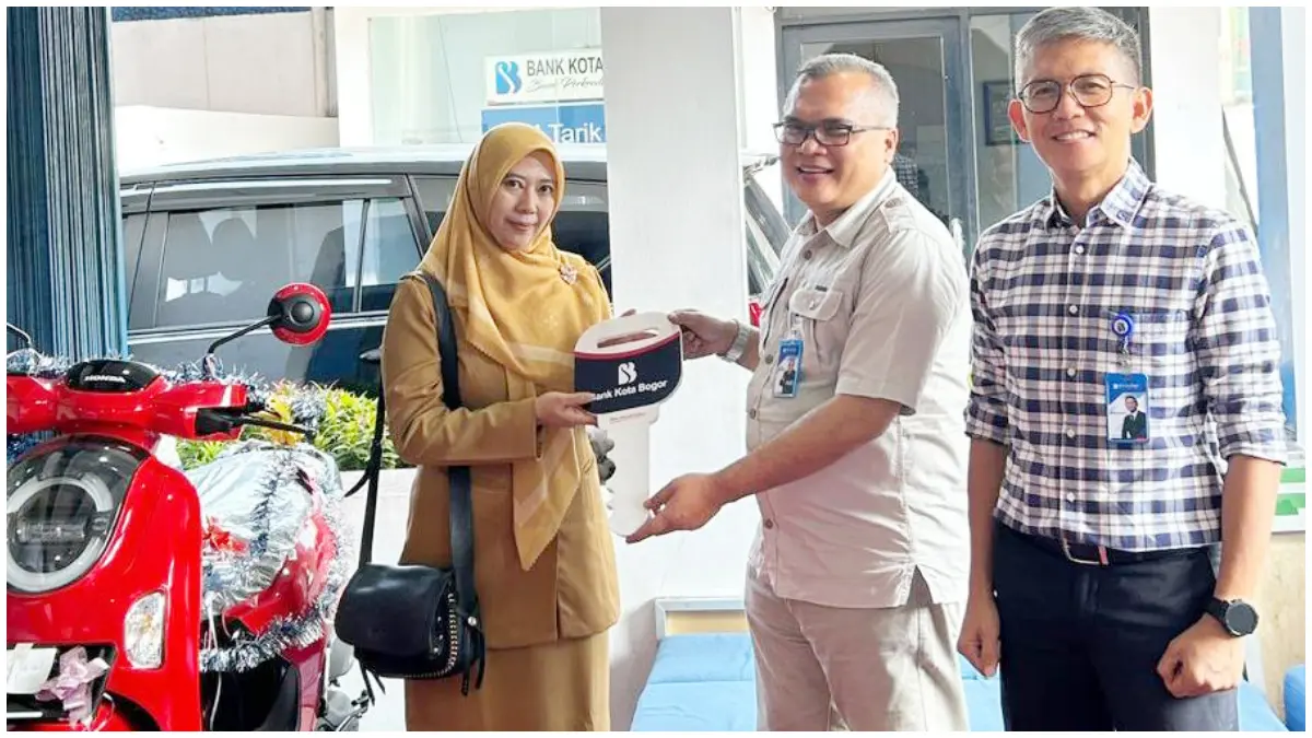 Nasabah Perumda BPR Bank Kota Bogor, Ranti Yuniarti (kiri) menerima hadiah berupa satu unit sepeda motor Honda Scoopy. (Foto: Bank Kota Bogor for Radar Bogor)