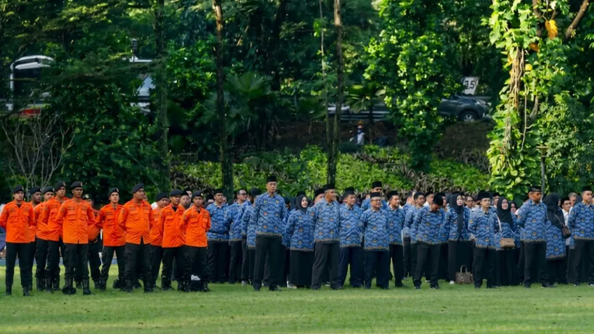 Para ASN Kota Bogor sedang mengikuti upcara bendera.