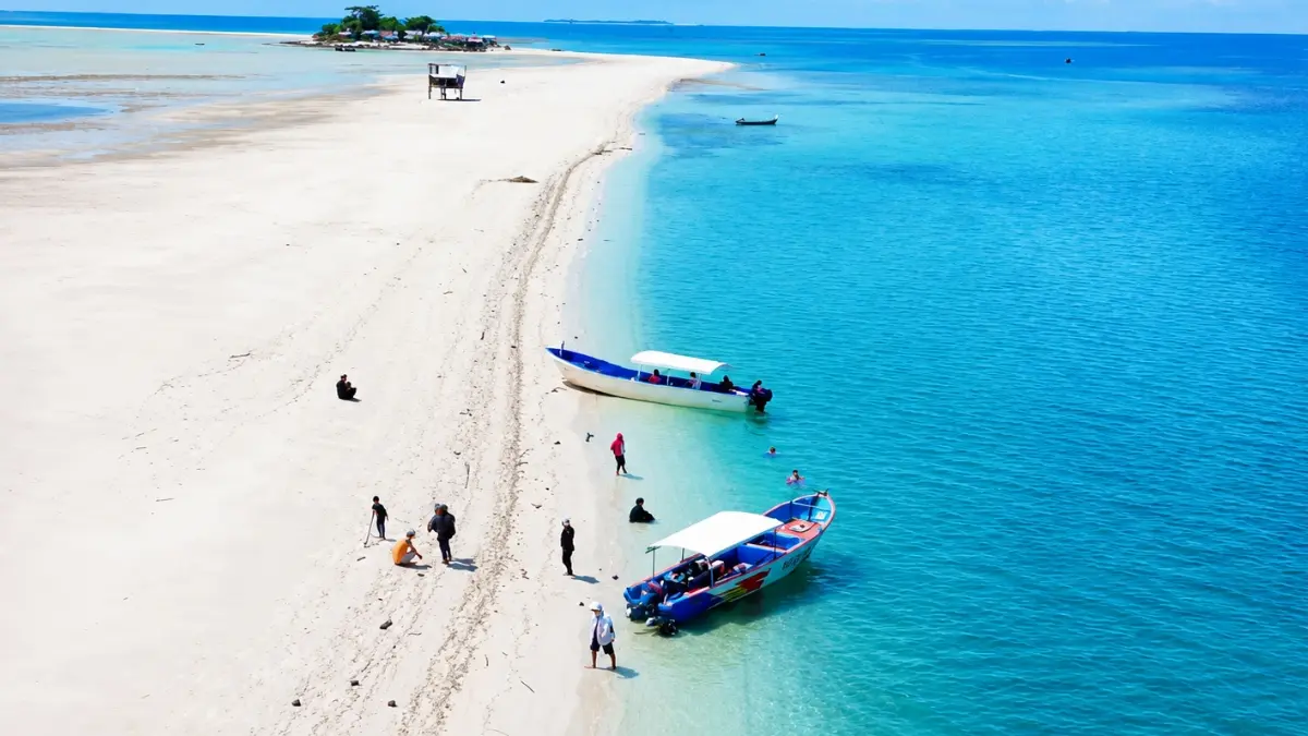 Pemandangan di Pulau Ketawai. (Foto: Instagram @visitbangkabelitung_)