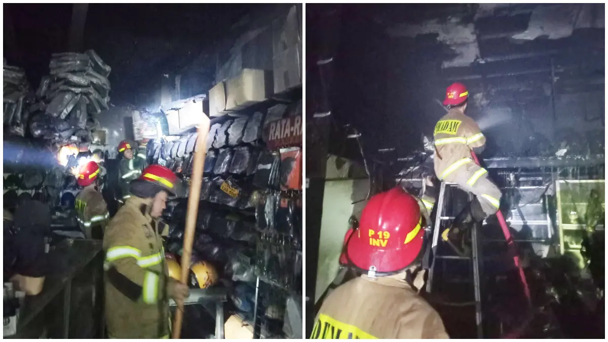 Petugas Damkar Kota Depok melakukan pemadaman kebakaran ruko di Jalan Kartini.  (Foto : Kabid damkar Depok for Radar Bogor)