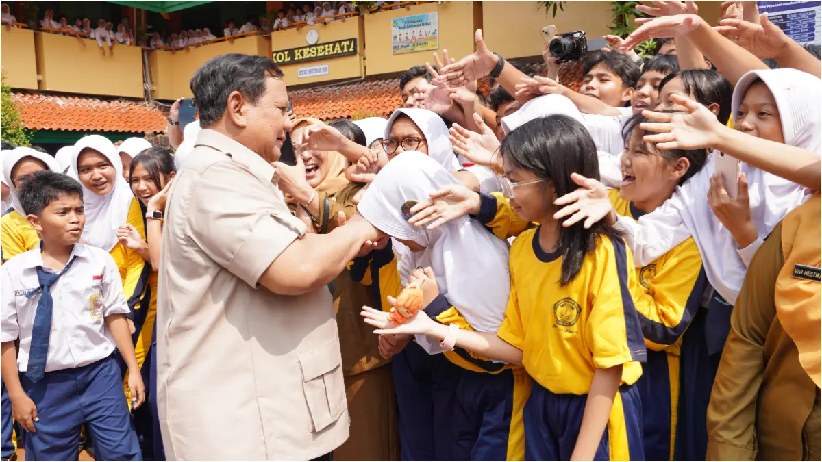 Presiden RI Prabowo Subianto saat melakukan kunjungan ke SMP Negeri 111 Jakarta di Palmerah, Jakarta Barat, Selasa, 2 Juni 2026. (Dok. Badan Komunikasi Pemerintah/Bakom RI)