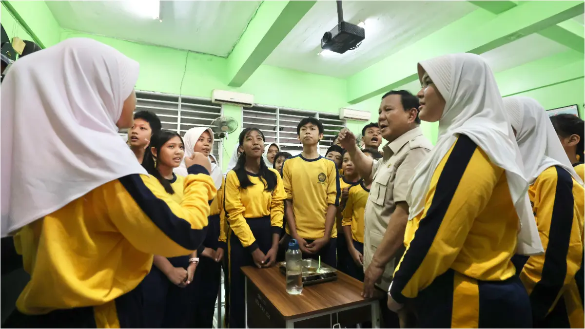 Presiden RI Prabowo Subianto saat melakukan kunjungan ke SMP Negeri 111 Jakarta di Palmerah, Jakarta Barat, Selasa, 2 Juni 2026. (Dok. Badan Komunikasi Pemerintah/Bakom RI)