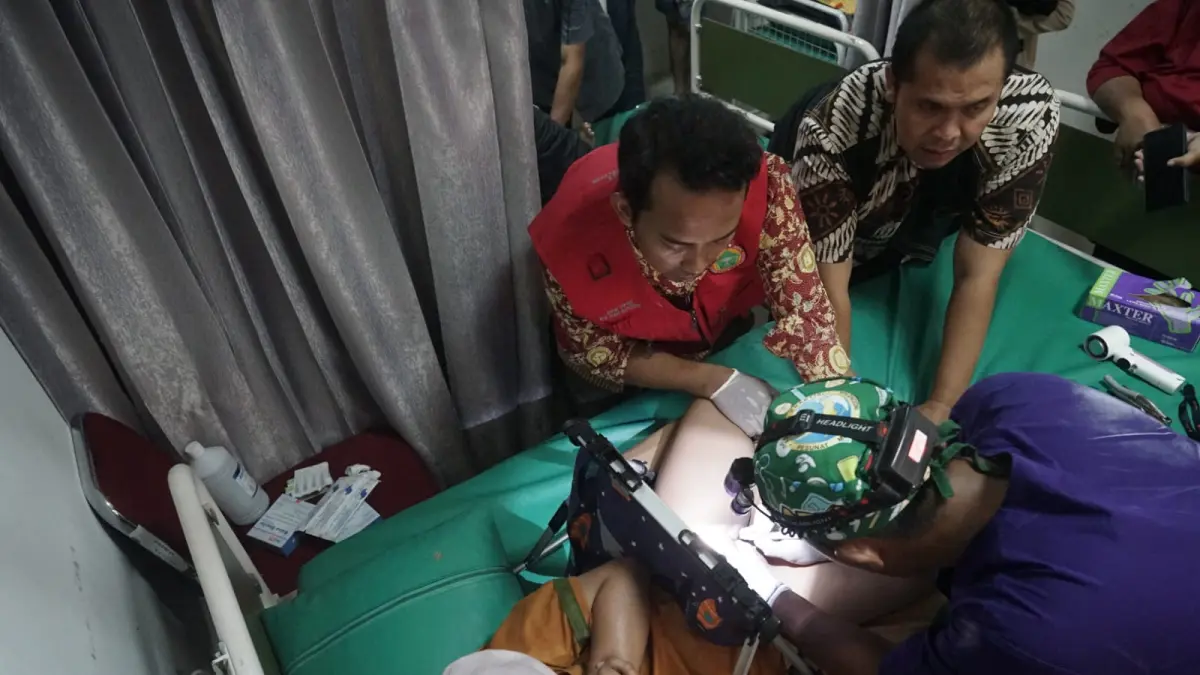 Sejumlah petugas melakukan sunatan massal gratis dalam rangka Hari Jadi Bogor (HJB) ke-544 di Puskesmas Sempur Kota Bogor, Selasa 2 Juni 2026. (Foto: Sofiansyah/Radar Bogor)