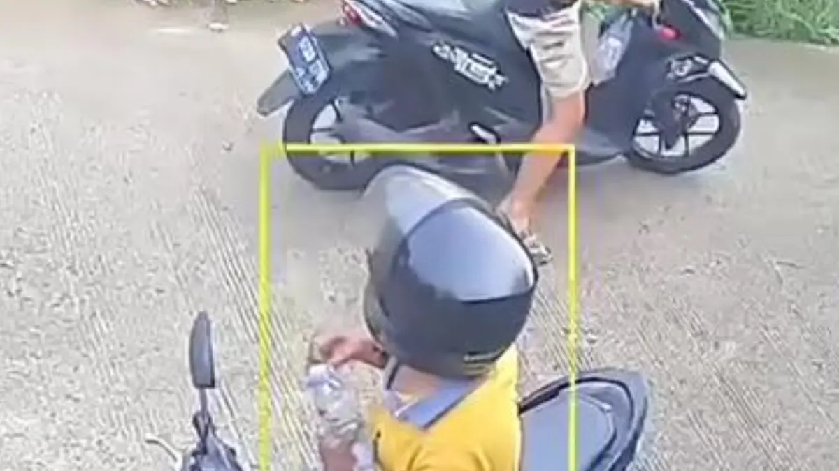 Terduga maling motor mengenakan baju kuning dengan modus fitnah di Depok terekam kamera. (Tangkapan layar video warga)