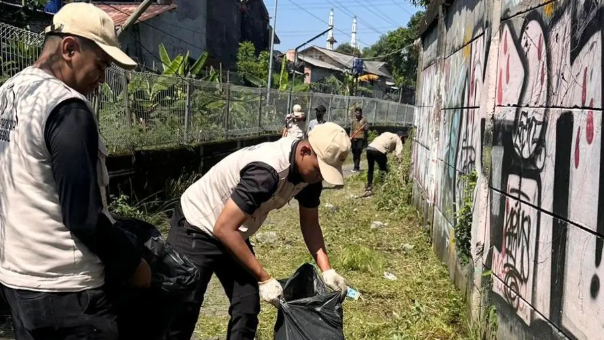 Tim Maung Asri Depok menggelar operasi bersih di kawasan tembok Dipo Kereta. (Dok. Ketua Tim Maung ASRI Depok)