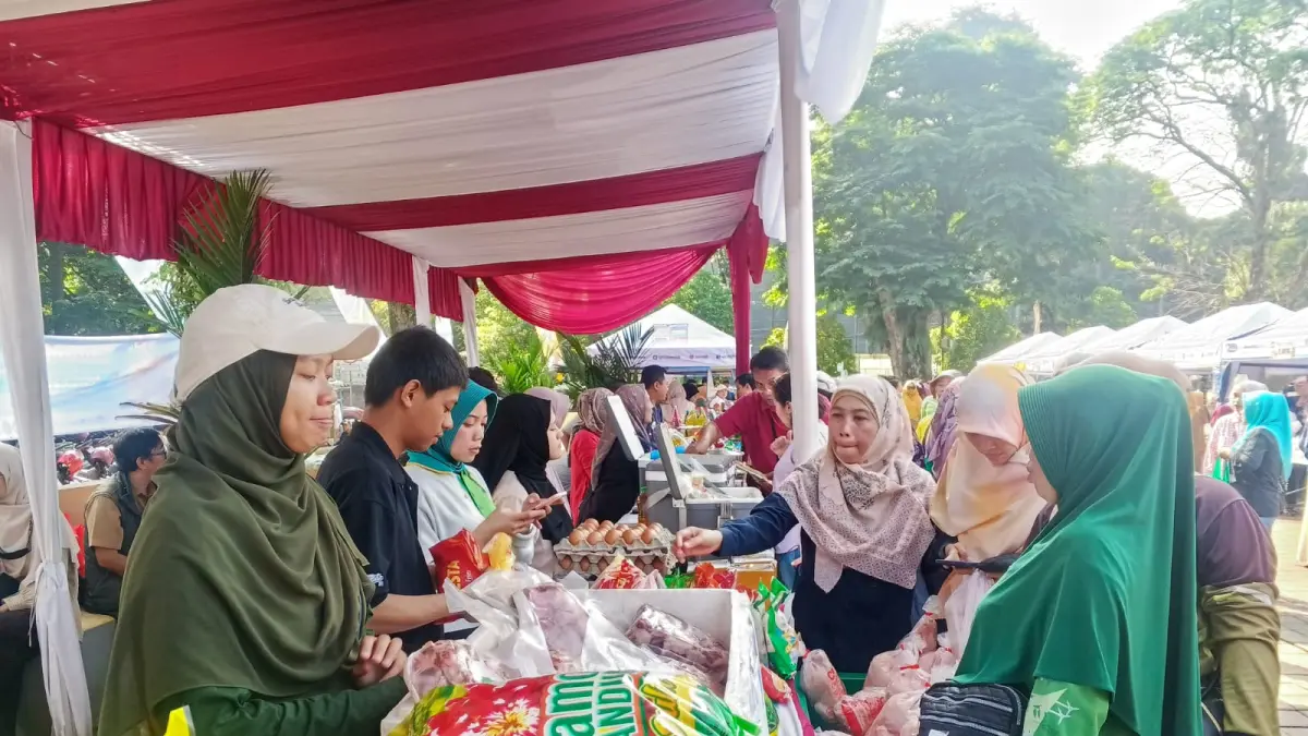 Warga memadati Gerakan Pangan Murah HJB ke-544 di Lapangan Sempur, Kota Bogor, Selasa 2 Juni 2026. (Foto: Fikri/Radar Bogor)