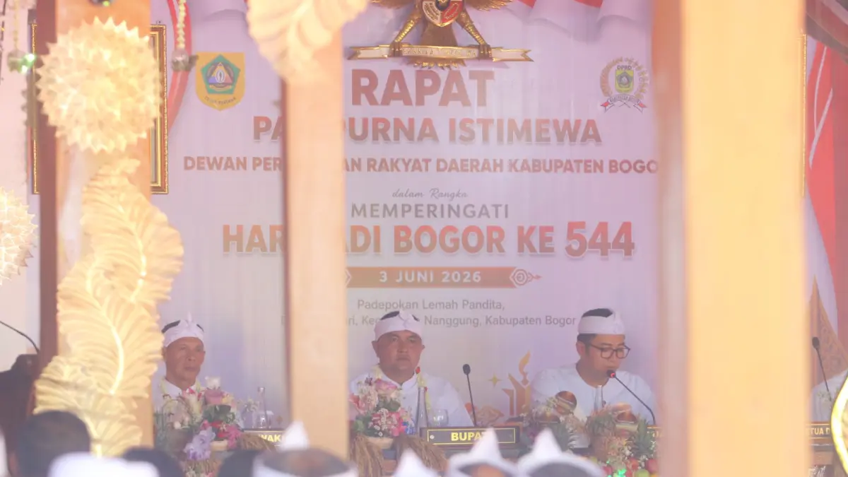 Bupati Bogor, Rudy susmanto didampingi Wakil Bupati. Ade Ruhandi beserta Ketua DPRD Kabupaten Bogor, Sastra Winara saat Rapat Paripurna Istimewa HJB ke 544 di Padepokan Pandita, Citalahab, Malasari. (Foto : Hendi Novian/Radar Bogor)
