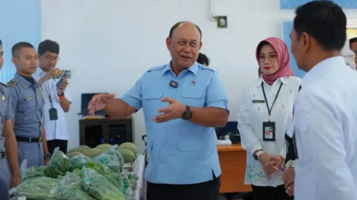 Eks Kepala BGN Dadan Hindayana saat melakukan kunjungan kerja ke Politeknik Pembangunan Pertanian (Instagram Badan Gizi Nasional RI)