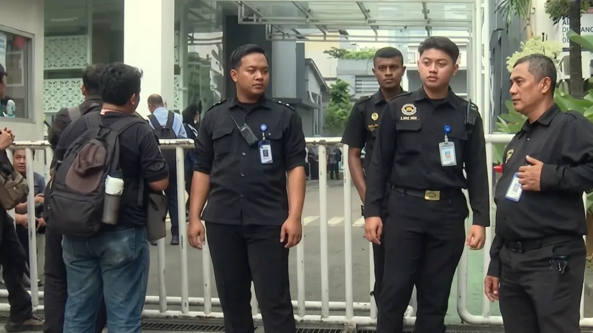 KETAT : Petugas berjaga di depan kantor BGN, Rabu 3 Juni 2026.