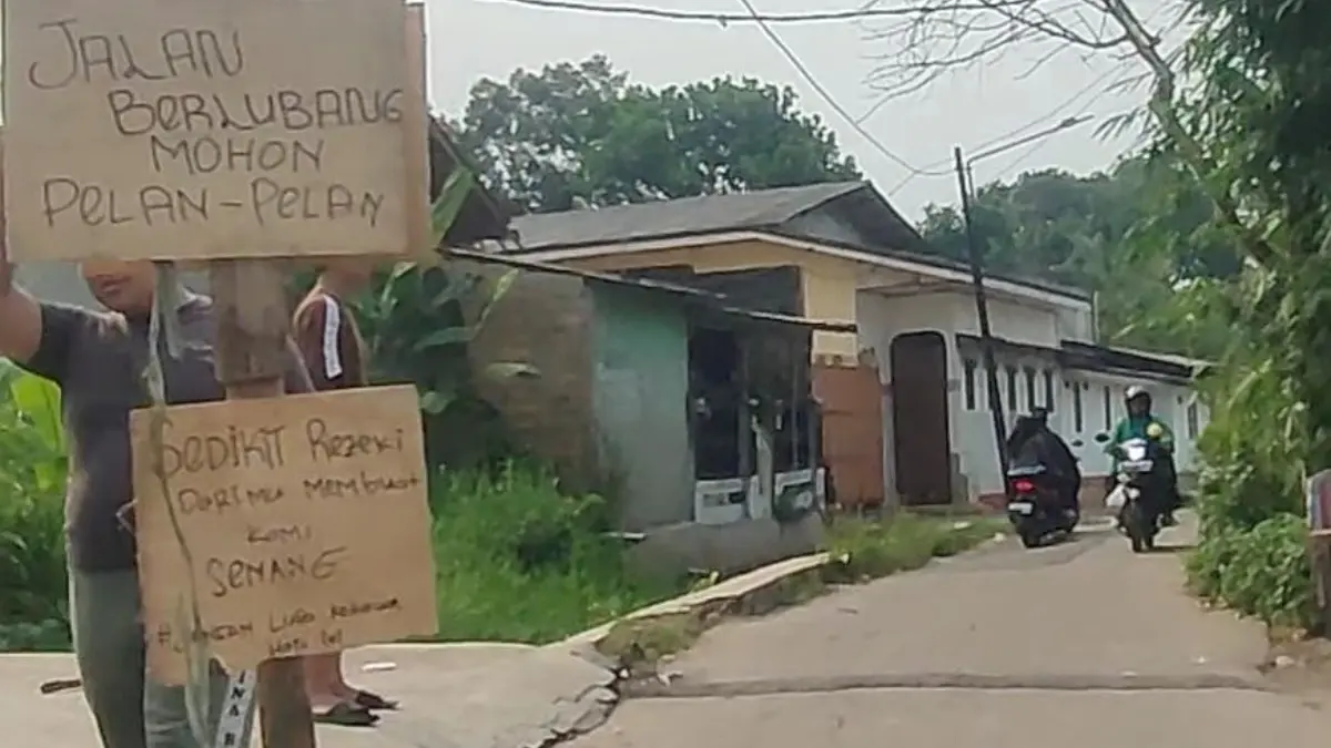 Kondisi jalan berlubang di ruas Jalan Enggram, Sawangan, Kota Depok. (Fajar/Radar Bogor)