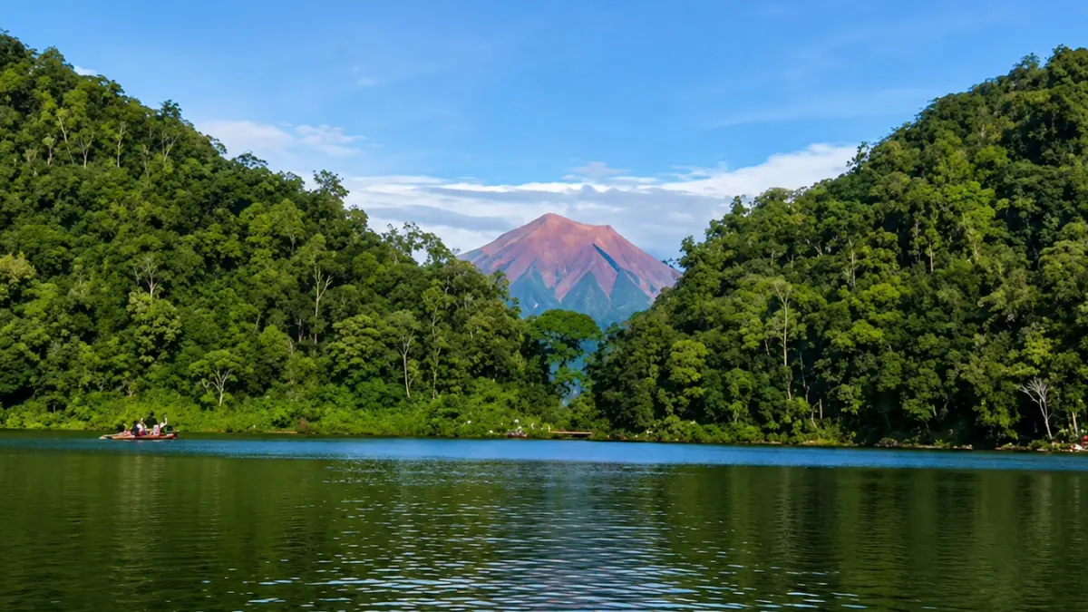 Panorama di Danau Gunung Tujuh. (Foto: Instagram @kerinci_wisata_adventure)