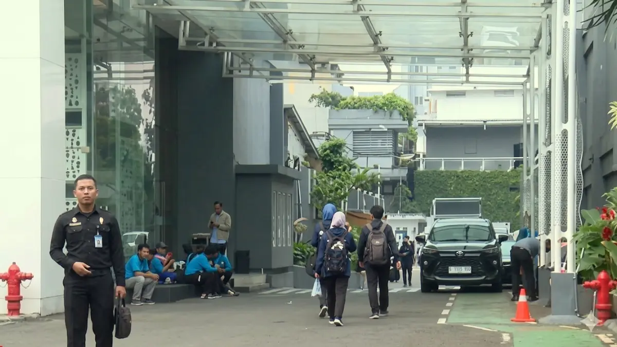 Para pegawai dan petugas keamanan di kantor BGN.