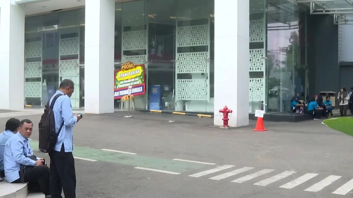 Para pegawai menunggu di depan kantor BGN, Rabu 3 Juni 2026.