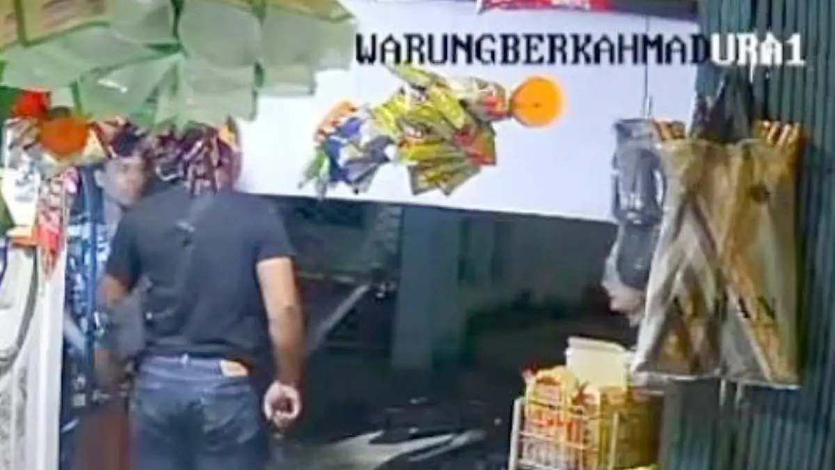 Pelaku saat melakukan aksinya di salah satu Warung Madura, Kecamatan Cibinong Kabupaten Bogor. (Tangkapan layar CCTV)