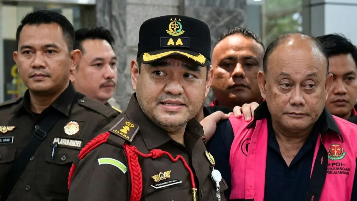 Petugas Kejagung membawa mantan Kepala BGN, Dadan Hindayana ke mobil tahanan.