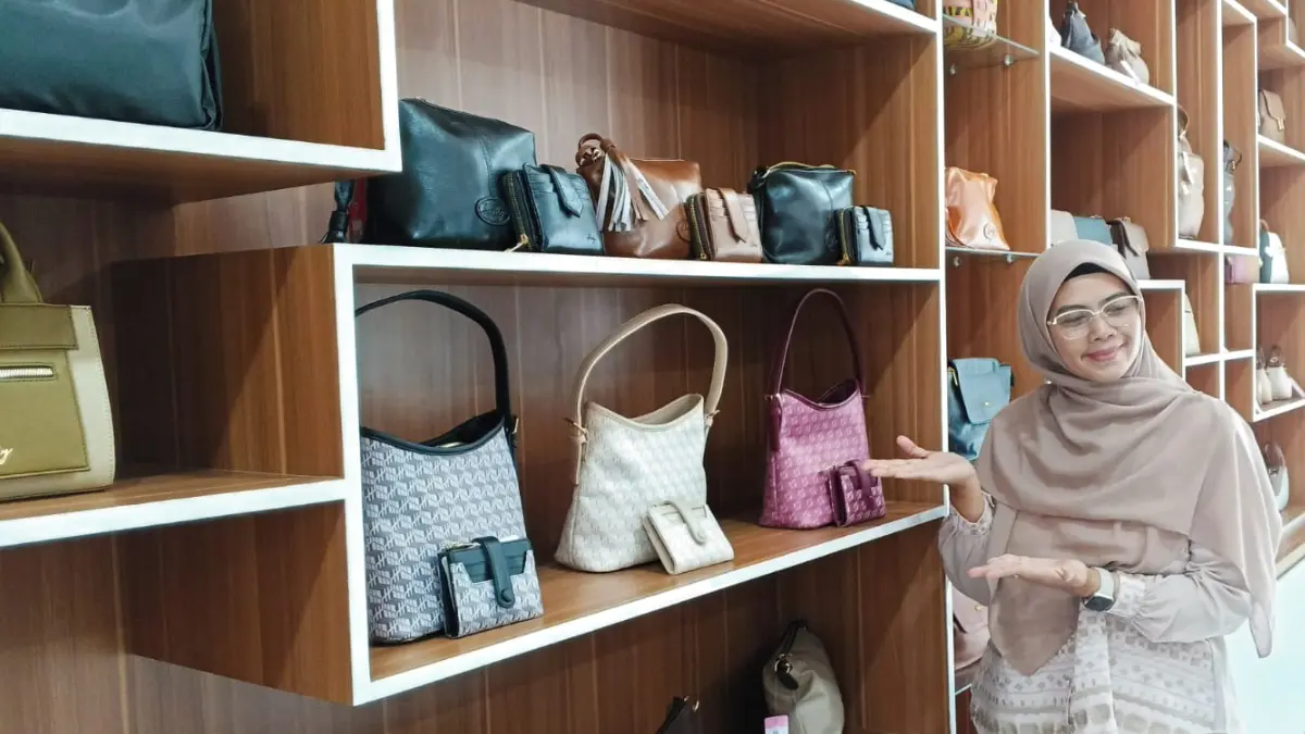 Sejumlah tas-tas milik brand Hody yang tersusun rapi di rak display.(Fikri/Radar Bogor)