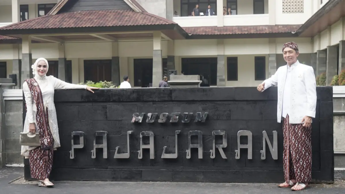 Wali Kota Bogor Dedie A Rachim bersama Yanti Rachim menghadiri soft launching Museum Padjajaran di kawasan Bumi Ageung Batutulis, Kota Bogor, Rabu, 3 Juni 2026. (Sofiansyah/Radar Bogor)