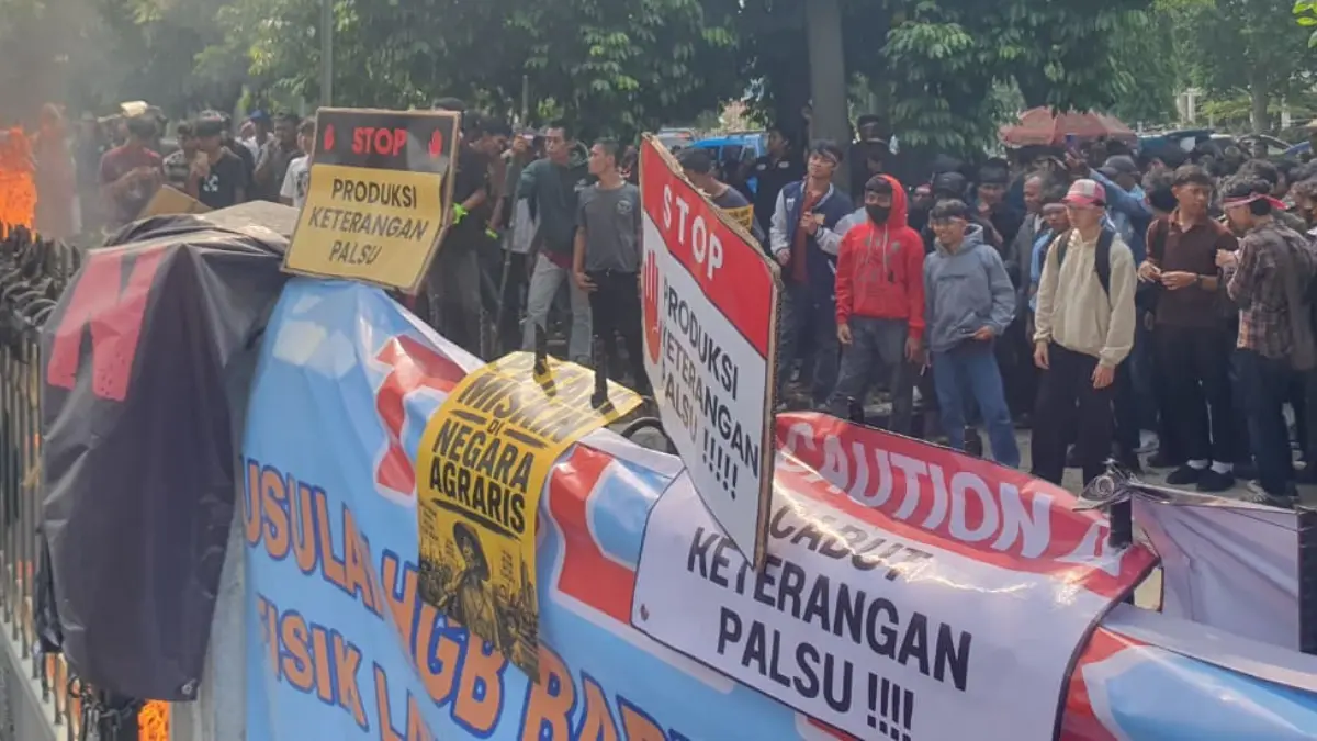 Aksi demo digelar di depan Kantor ATR/BPN Kabupaten Bogor I di Cibinong. (Billy/Radar Bogor)