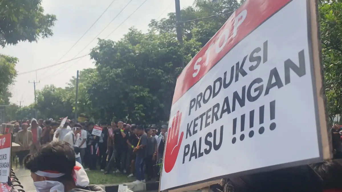 Aksi demo digelar di depan Kantor ATR/BPN Kabupaten Bogor I di Cibinong, Kamis, 4 Juni 2026. (Billy/Radar Bogor)