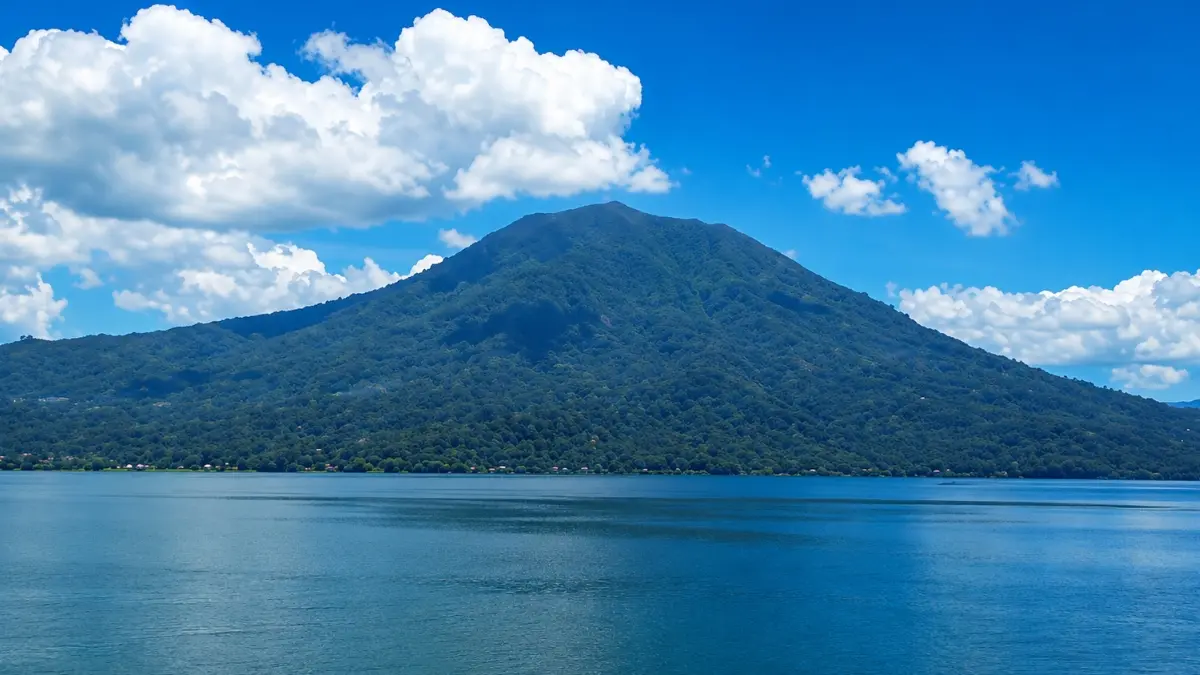 Ilustrasi pemandangan di danau Ranau. (Foto: Instagram @pesonasriwijaya)