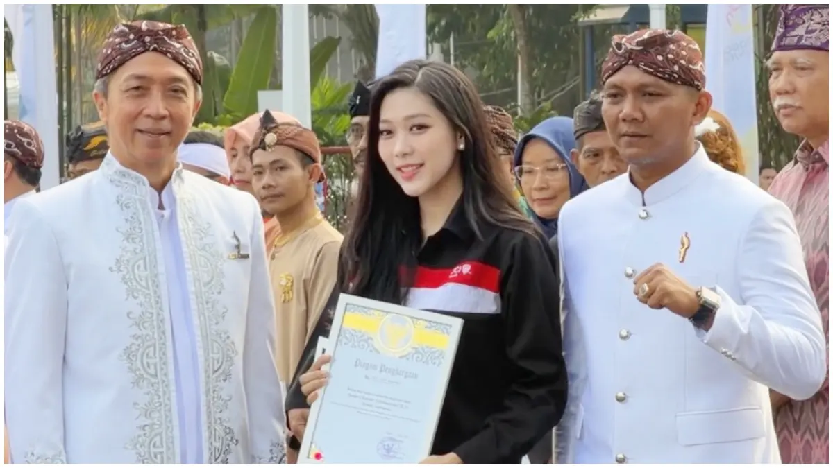 Istia Sofyania selaku Charter President JCI Femme saat menerima penghargaan dari Pemkot Bogor.