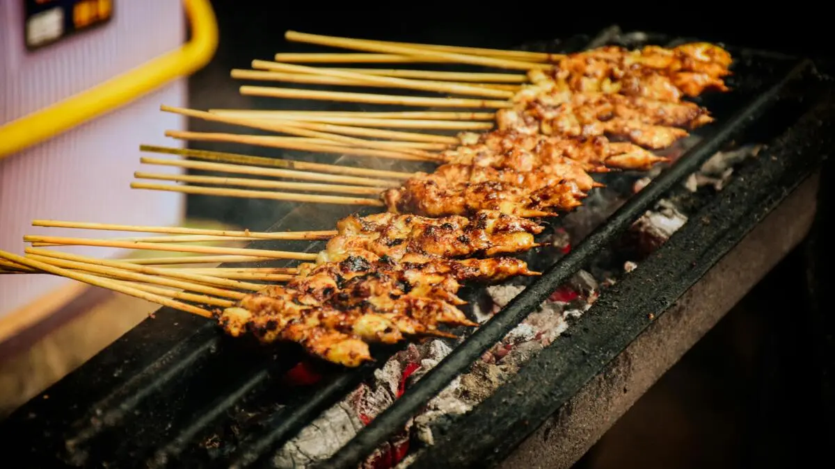 Kuliner sate legendaris Padang. (Foto: pexels.com/Fitria Nunik)