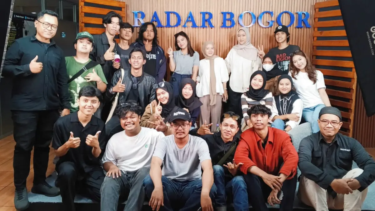 Mahasiswa Ilmu Komunikasi peminatan Jurnalistik angkatan 2023 Universitas Pakuan (Unpak) melakukan kunjungan edukasi ke kantor redaksi Radar Bogor. (Fikri/Radar Bogor)