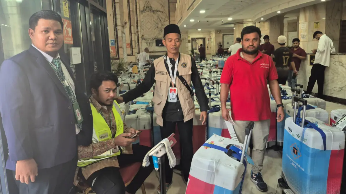 Petugas memeriksa koper bawaan jamaah Haji asal Kabupaten Bogor.
