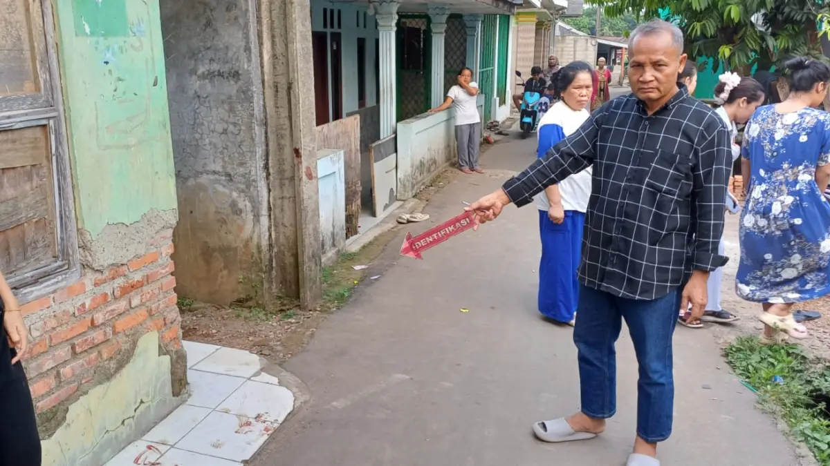 Polsek Cariu saat melakukan olah TKP di Gang Sao, Desa Cariu, Kecamatan Cariu, Kabupaten Bogor. (Foto: Kapolsek for Radar Bogor)