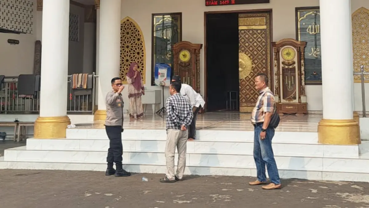 Seorang kurir pengantar koran menjadi korban pencurian kendaraan bermotor (curanmor) di Jalan Raya Cibanteng, Ciampea, Kabupaten Bogor. (Septi N/Radar Bogor)