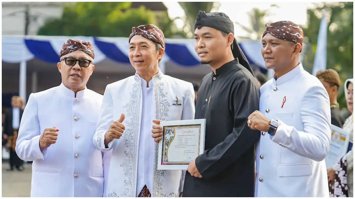 Wakil Rektor III Bidang Kemahasiswaan dan Dakwah UIKA Bogor, Hambari, M.A., Ph.D., yang hadir mewakili pihak universitas saat menerima penghargaan dari Pemkot Bogor. 