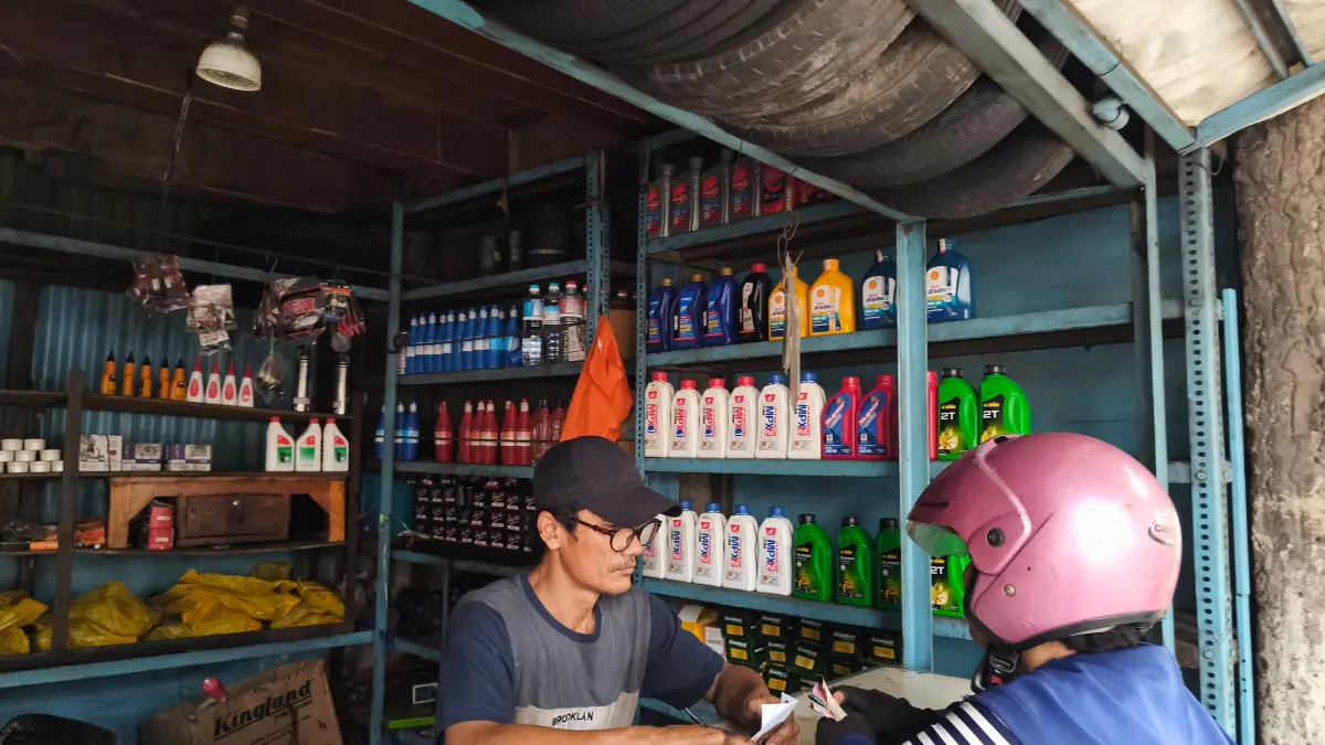 Aktivitas di bengkel Dani Motor yang kini mulai melakukan penyesuaian harga barang dan jasa servis, termasuk harga oli. Foto: Fikri/Radar Bogor