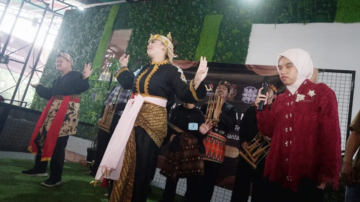 Anak difabel jadi perhatian dengan penampilan mereka yang menawan di acara Pesona Golok Pusaka, di Pasar Sukasari Bogor, Jumat, 5 Juni 2026. Foto: Sofiansyah/Radar Bogor