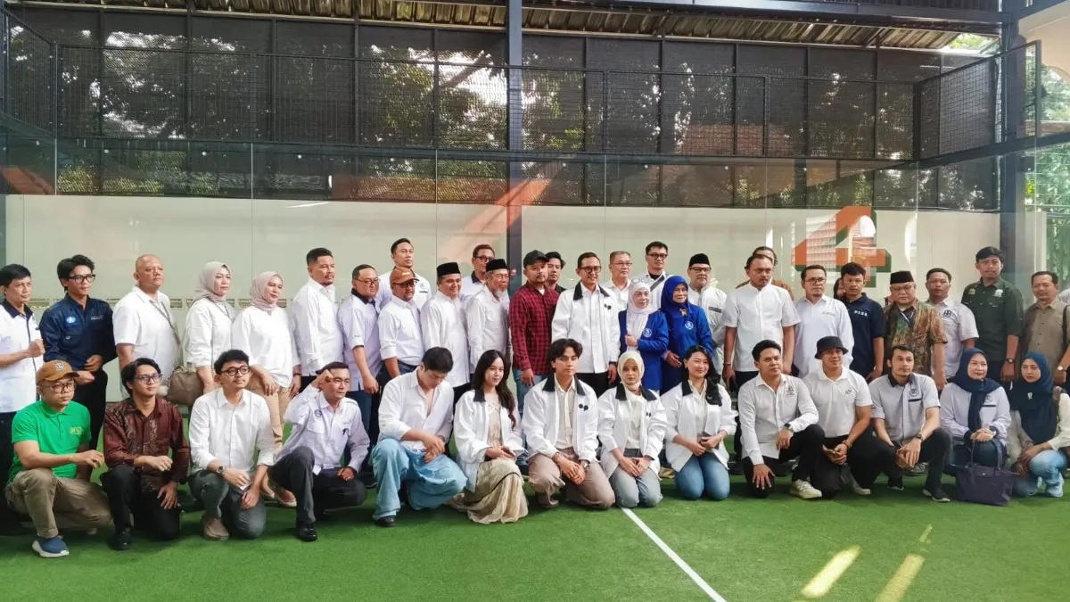 Arwinsyah Putra (tengah) bersama tim pemenangan mendeklarasikan diri maju sebagai calon ketua Kadin Kota Bogor. Foto: Fikri/Radar Bogor