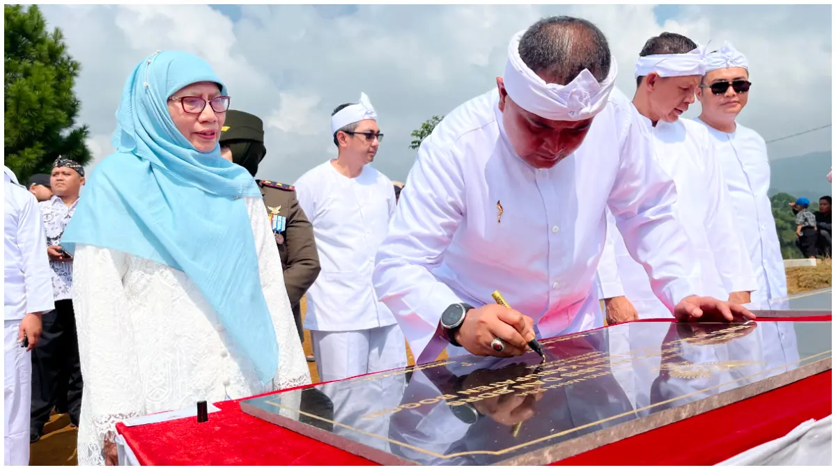 Bupati Bogor saat meresmikan Gedung Hemodialisis dan BDRS RSUD R Moh Noh Nur Kabupaten Bogor melalui penandatanganan prasasti.