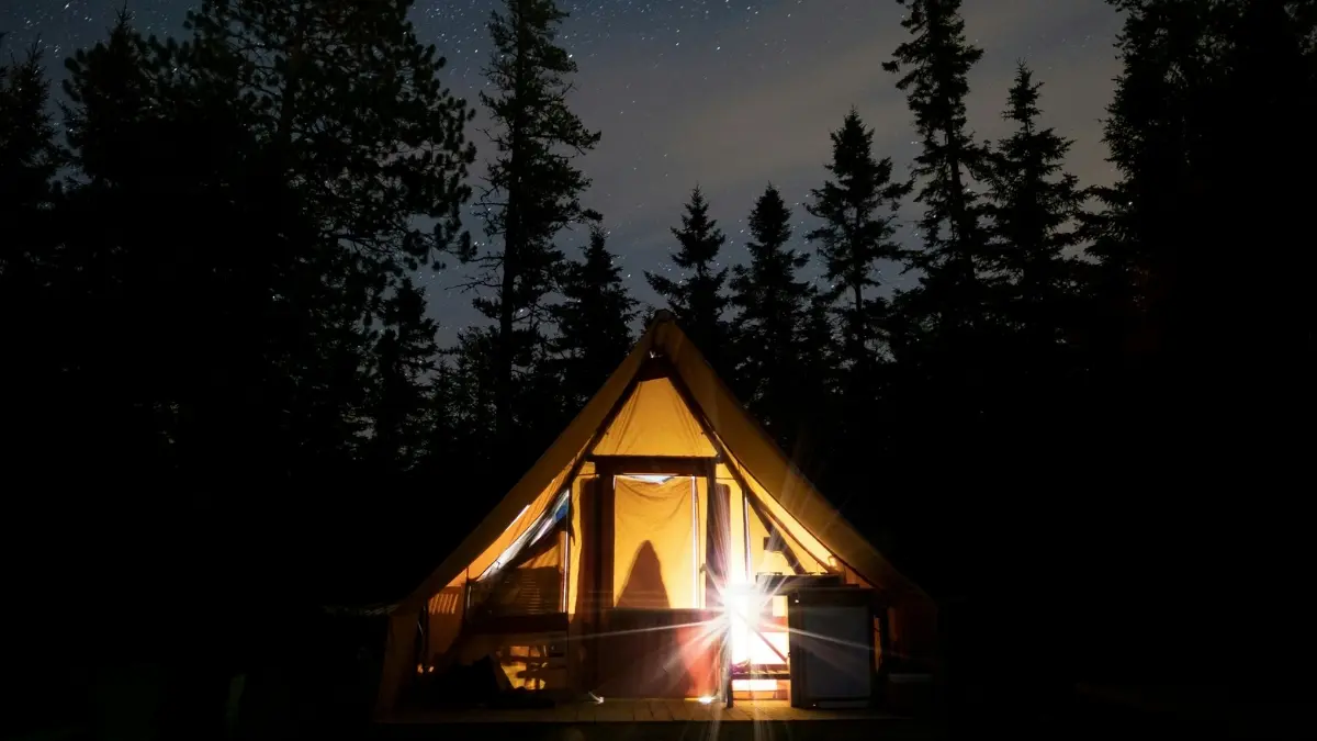 Ilustrasi tenda destinasi wisata glamping. (Foto: Pexels/Alexandre Boucher)