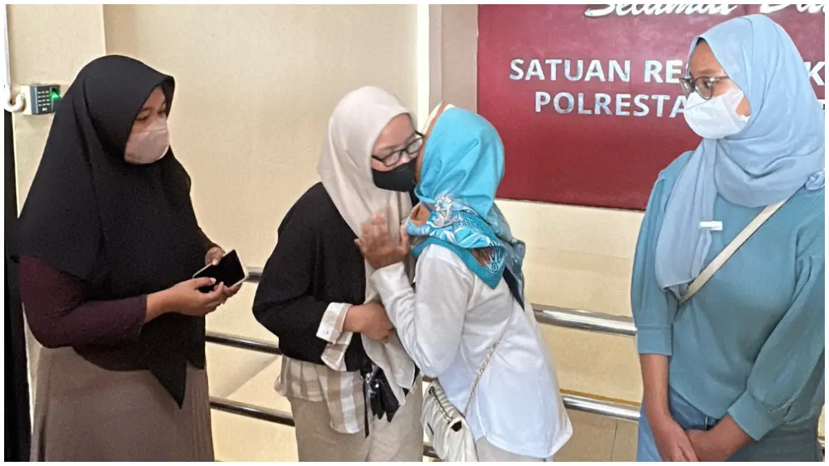Keluarga korban dan pelaku pengeroyokan pelajar di Kota Bogor saat bersalaman usai mediasai. (Foto : Fauzan/Radar Bogor)