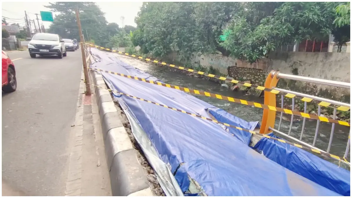 Kondisi longsor di Jalan Raya Sawangan Kota Depok yang semakin melebar. (Foto : Fajar/Radar Bogor)