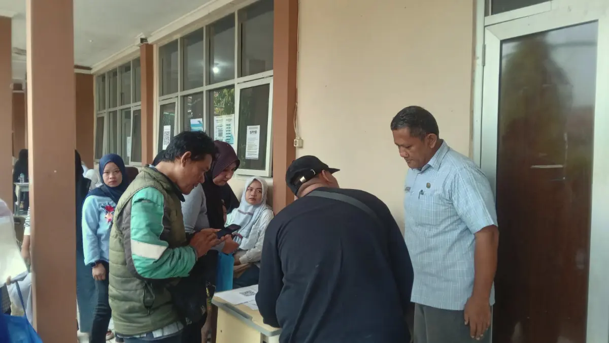 Para orang tua banyak yang datang ke SMAN 1 Gunungsindur, Kabupaten Bogor, Jumat 5 Juni 2026.  (Foto : Nasir)