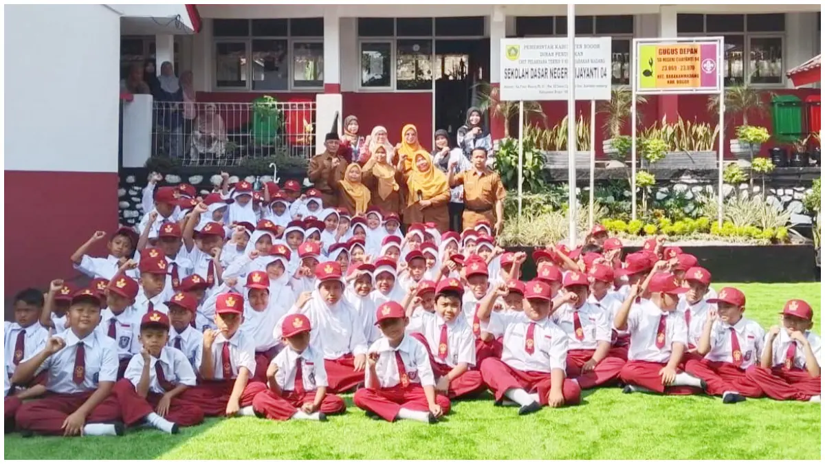 Para siswa dan tenaga pendidik SDN Cijayanti 04 di halaman sekolah yang baru saja direhabilitasi, Kecamatan Babakan Madang, Kabupaten Bogor. (Foto: Muhammad Ali/Radar Bogor)