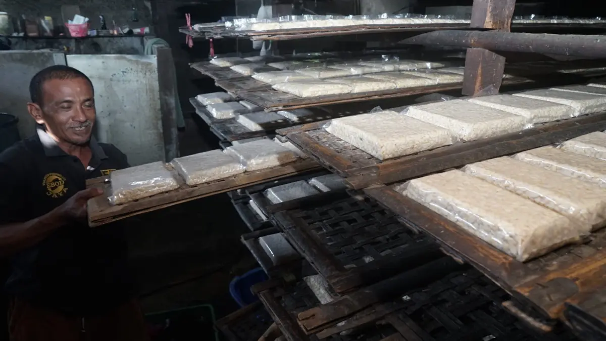 Pekerja memproduksi tempe berbahan kedelai impor di sentra industri rumahan, Kelurahan Cimanggu Bharata, Tanah Sareal, Kota Bogor, Jawa Barat, Jumat, 5 Juni 2026. Foto: Sofyansyah/Radar Bogor