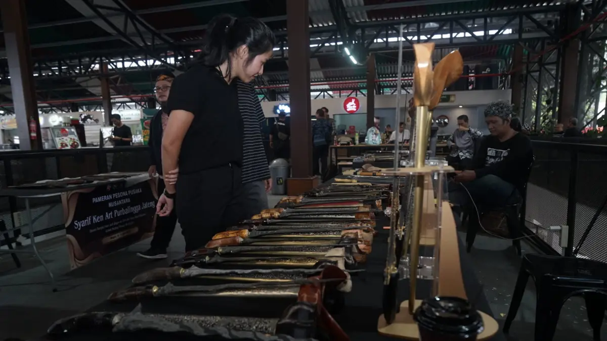 Pengunjung melihat lihat koleksi senjata tajam di acara Pesona Pusaka Golok, Pedang dan Parang Nusantara yang dipamerkan di Pasar Gembrong Sukasari Bogor, Jumat, 5 Juni 2026. Foto: Sofiansyah/Radar Bogor