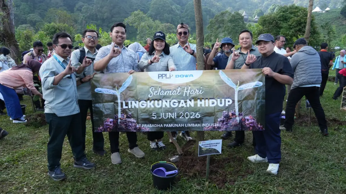 Plt Kepala DLH Kabupaten Bogor, Unu Nur Iman bersama Manajer Humas PT Prasadha Pamunah Limbah Industri (PPLI), Arum Tri Pusposari dalam acara peringatan Hari Lingkungan Hidup Sedunia 2026 di Telaga Saat Puncak, Cisarua. Foto: Aziz/Radar Bogor