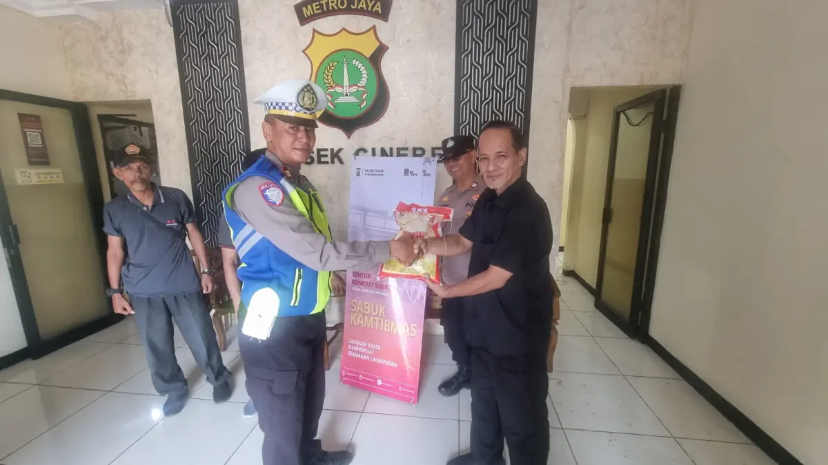 Polsek Cinere bagi bagi beras gratis Jumat 5 Juni 2026.
