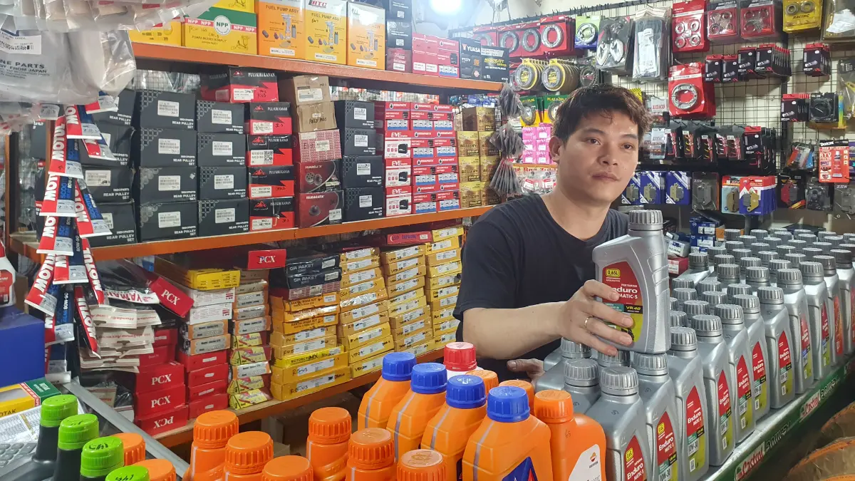 Sejumlah spare part kendaraan roda dua mengalami kenaikan harga. Foto:Billy/Radar Bogor.