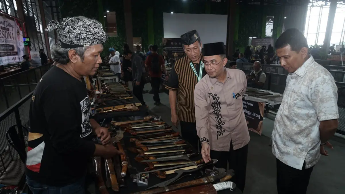 Undri (tengah) bersama Gatut Susanta (kiri) dan Kepala BPN Kota Bogor Akhyar Tarfi (kanan) meninjau stand pameran golok di Pasar Sukasari, Kota Bogor, Jumat, 5 Juni 2026. Foto: Sofyansyah/Radar Bogor