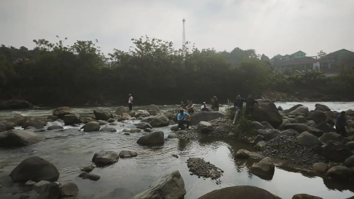 Warga bersama petugas gabungan melakukan pencarian terhadap D, bocah usia 5 tahun yang hanyut di Sungai Cianten, Kampung Cirangkong, Desa Cemplang, Cibungbulang, Bogor, Jumat 5 Juni 2026. Foto: Polsek Cibungbulang for Radar Bogor