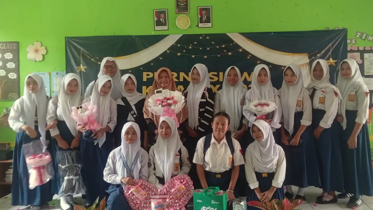 10 siswa SMP Negeri 2 Rumpin, Kabupaten Bogor berprestasi menerima penghargaan.